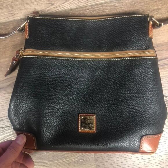 Dooney & Bourke Borsa A Tracolla In Pelle Pebble Grain, Colore Caramello, Dimensioni: 21,6 X 16,5 X 7,6 Cm